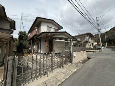 昭和56年築の戸建てで、閑静な住宅街に立地。駐車スペースあり、門扉とブロック塀で囲まれた落ち着いた雰