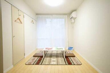 【ＤＫ南側洋室】エアコン１台がついておりますので、入居初日から快適にお過ごし頂けます。高さ２ｍを超…