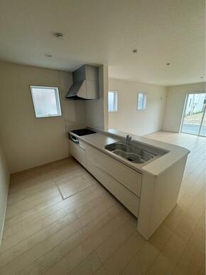 料理しながらリビングに目配せしやすいカウンターキッチンは子育て世代や介護中のご家庭にもおすすめ（1号棟）