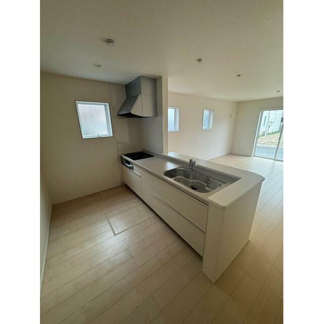 料理しながらリビングに目配せしやすいカウンターキッチンは子育て世代や介護中のご家庭にもおすすめ（1号棟）