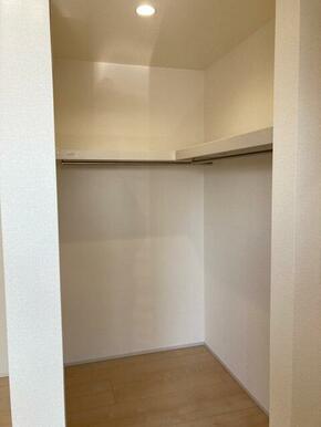 空間の使い方はいろいろ。服だけでなくさまざまなアイテムの収納にも◎（2号棟）