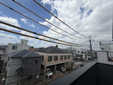 【１号棟】３階バルコニーならではの高さのある景色です。