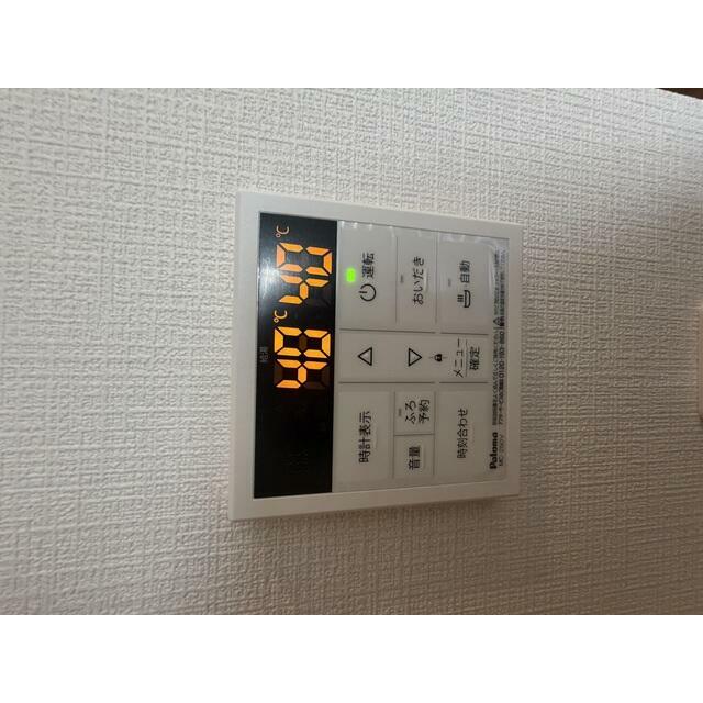 【１号棟】家族それぞれの入浴時間が違っても、ボタンひとつで適温に。経済的で便利な追いだき機能付きです。