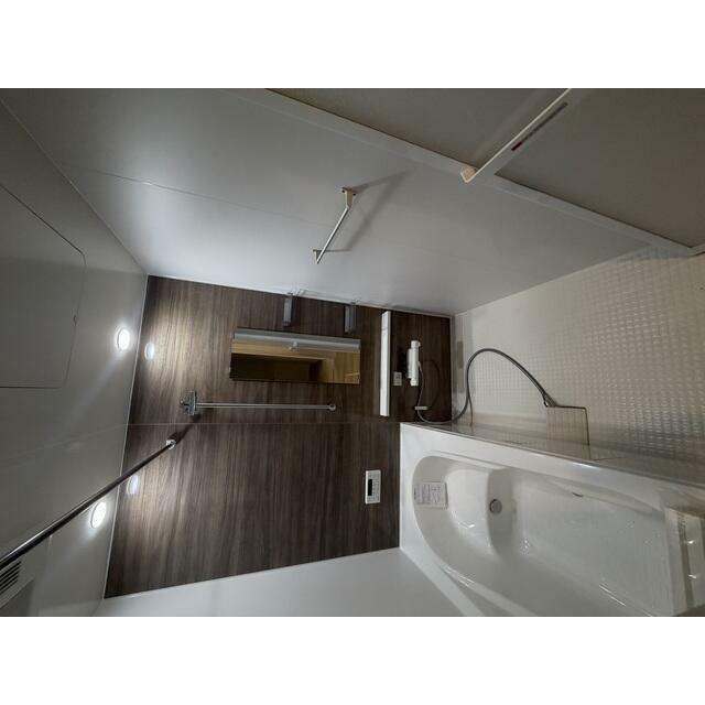 【２号棟】ほっとひと息つける、くつろぎのバスルーム。 リラックスできる空間で、充実したおうち時間を。