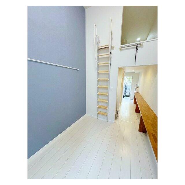 アクセントクロスのおしゃれな室内