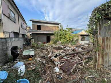 現状の裏庭です。２階建の廃屋がありましたが、解体し木材を撤去しています。