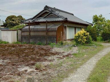 日本の伝統を感じさせる、趣のある佇まいの平屋建てです。