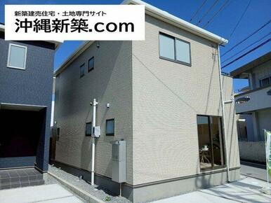 現地外観写真。落ち着いたデザインで街並みにも調和する住まいです。
