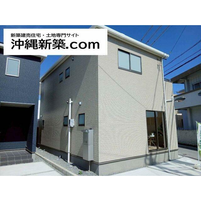現地外観写真。落ち着いたデザインで街並みにも調和する住まいです。