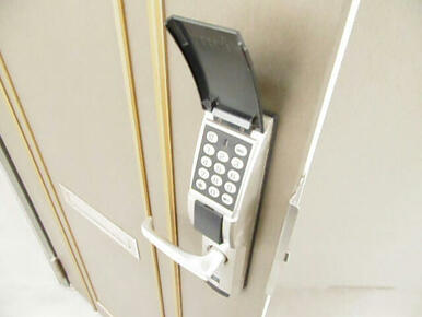 玄関ドアは暗証番号開閉式の電子ロックキーで安心