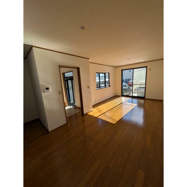 【リビング】ゆとりのあるリビングスペースは、家具の配置もしやすく、家族団らんや来客時にも対応しやすい