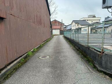 西側の通路 ※建築基準法上の道路ではありません。