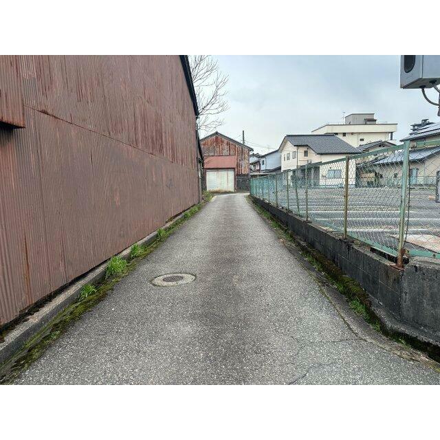 西側の通路 ※建築基準法上の道路ではありません。