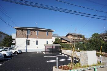 郊外アパートらしく、ゆとりのある配置計画。ツートンのお洒落な外装が目をひきます。