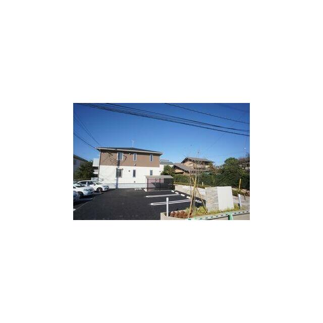 郊外アパートらしく、ゆとりのある配置計画。ツートンのお洒落な外装が目をひきます。