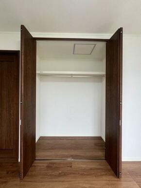 2階東側洋室約6帖　クローゼット内