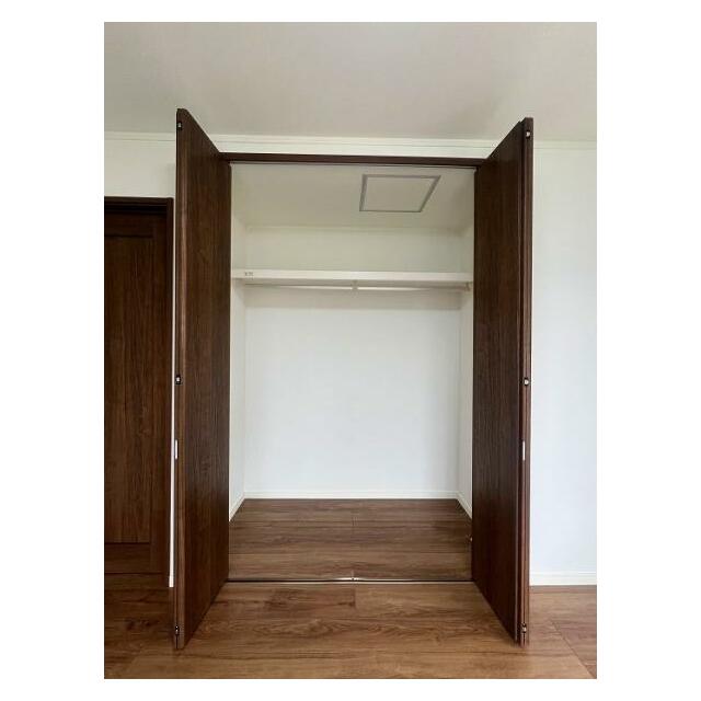 2階東側洋室約6帖　クローゼット内