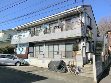 建物前面は駐車場と道路で開けていて日当たり良好です