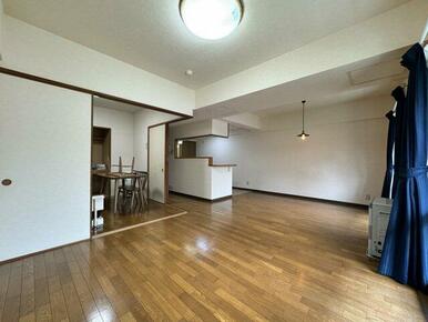 リビング横に１部屋ございます♪