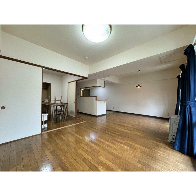 リビング横に１部屋ございます♪