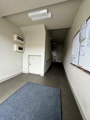 共用廊下はゆるやかな坂になっております。