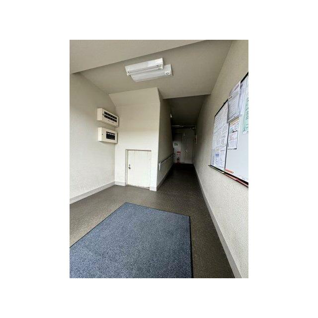 共用廊下はゆるやかな坂になっております。