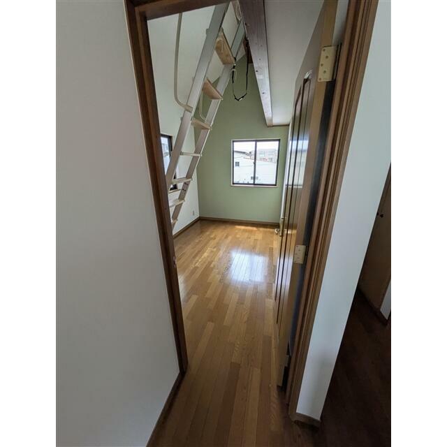 勾配天井により圧迫感がなく、広く感じられる室内空間です。はしごで上がるロフト付きで、限られたスペース