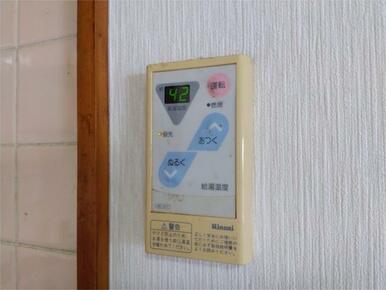 お湯の温度調整ができる給湯器リモコン。４２度の設定で、快適なバスタイムをサポートします。