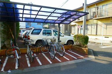 屋根付き駐輪場。雨の日に助かります。