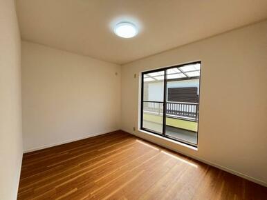 「2階南東洋室」採光の良いお部屋です。