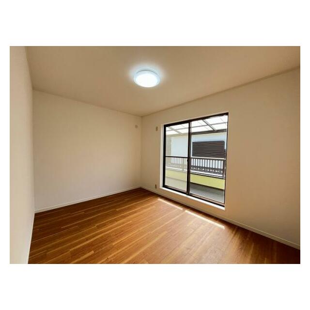 「2階南東洋室」採光の良いお部屋です。