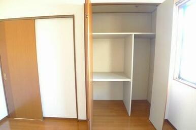 服を掛けられるハンガーパイプや、小物収納に便利な棚板付きで、天井までの高さを活かしたクローゼット♪