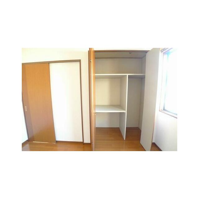 服を掛けられるハンガーパイプや、小物収納に便利な棚板付きで、天井までの高さを活かしたクローゼット♪