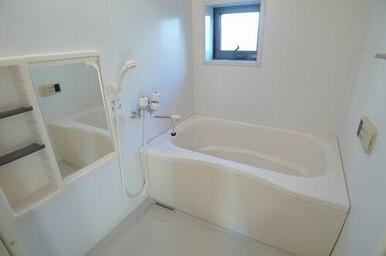 換気と採光を考慮した小窓があって明るく清潔感あるバスルームは、沸かし直しができて経済的な追焚給湯機…