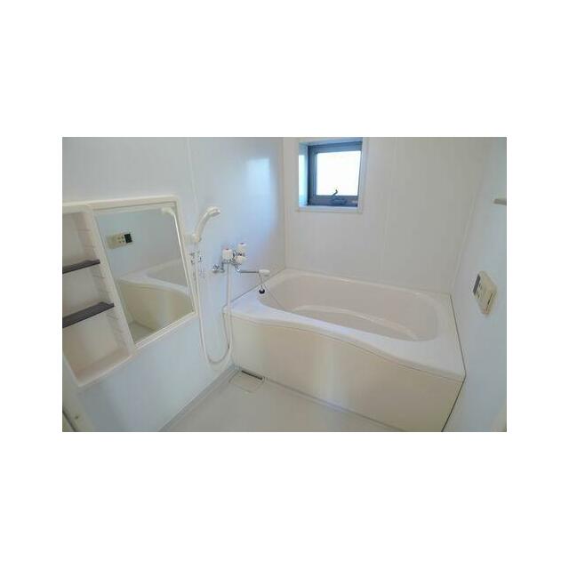 換気と採光を考慮した小窓があって明るく清潔感あるバスルームは、沸かし直しができて経済的な追焚給湯機…