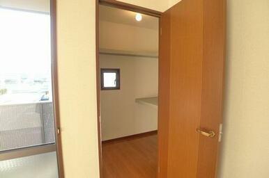 長い丈の衣類もハンガーにかけたまま収納できるハンガーパイプや、小物収納に便利な棚板付きのウォークイ…