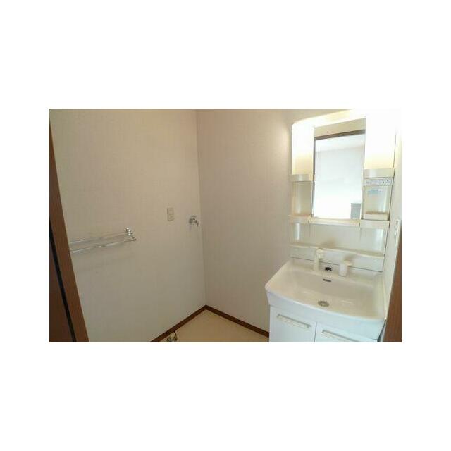 鏡の両脇に収納スペースを確保した洗髪洗面化粧台は、水栓がリフトアップするので洗髪もラクラク♪