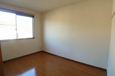 北側洋室は、腰高窓からの採光と風通しの良さがあり、リビングからも独立もしているので主寝室にしてもい…