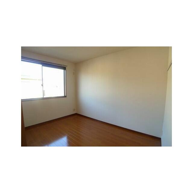 北側洋室は、腰高窓からの採光と風通しの良さがあり、リビングからも独立もしているので主寝室にしてもい…