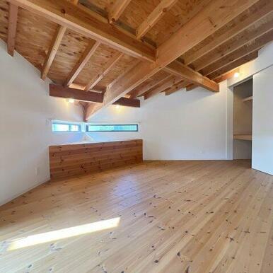 木の温もりが感じられる10.9帖の洋室！
