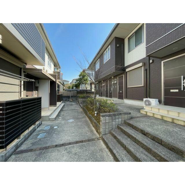☆玄関上部がオーバーハングしているので、雨の日も濡れるのを抑えてくれます♪