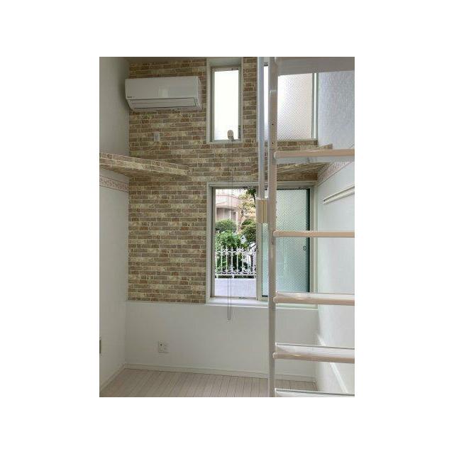 窓が多くて解放的な洋室