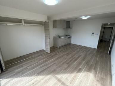 DKをLDKに改修しクロス張替えと入口ドア交換をおこないました