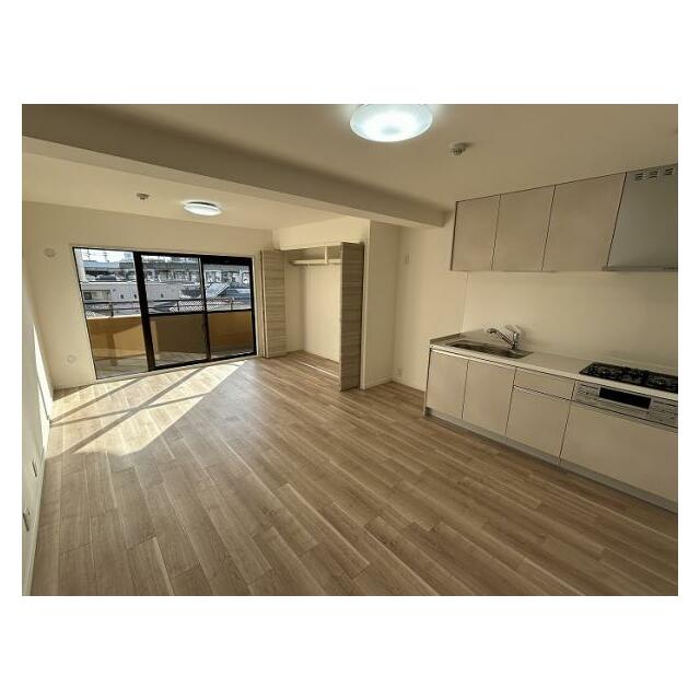 リビングはフローリング張替と窓枠シート張りや照明交換をおこないました