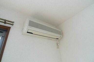 【エアコン】エアコン１台設置されている為、オールシーズン快適に過ごすことができそうです。