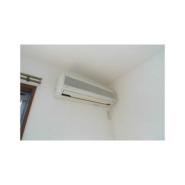 【エアコン】エアコン１台設置されている為、オールシーズン快適に過ごすことができそうです。