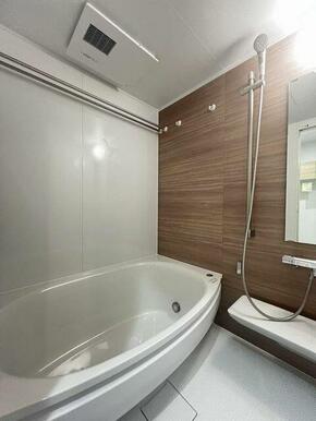 【浴室】浴室乾燥機を採用。