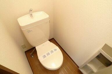 【トイレ】暖房洗浄便座付きのトイレになります。