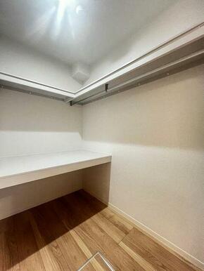 【ＷＩＣ】ハンガーポールがある為、服をハンガーにかけて収納可能。
