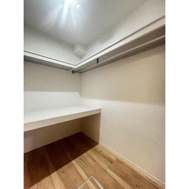 【ＷＩＣ】ハンガーポールがある為、服をハンガーにかけて収納可能。